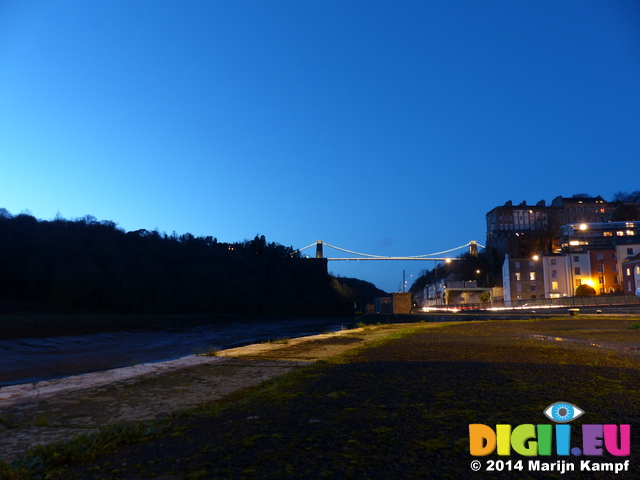 LZ00343 Clifton suspension bridge at dusk